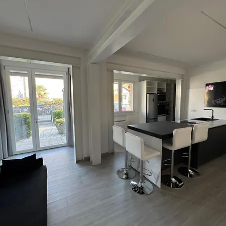 Stella Luxe Mazzini Park Apartment